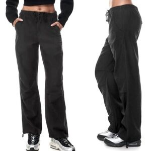 NWT Aritzia TNA New Cache Cargo Pants Black Utility Parachute Sz Small Brand New